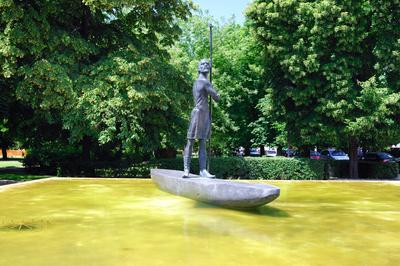 Zounok (Szolnok) Ispán szobora a szolnoki Tisza parton-stock-foto