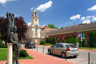 A Tisza Szálló és Gyógyfürdő, előtérben Szigligeti Ede szobra, Szolnok, Verseghy park-stock-foto