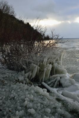 A jeges Balaton Fonyódnál. Háttérben a Badacsony.-stock-foto