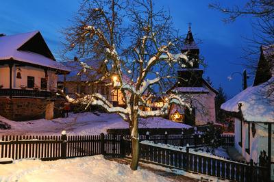 Hollókő-stock-foto