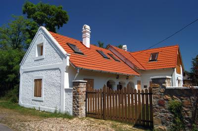 Salföld, hagyományos, népi építészetű lakóházak.-stock-foto