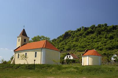 Kápolna a Somló-hegyen-stock-foto