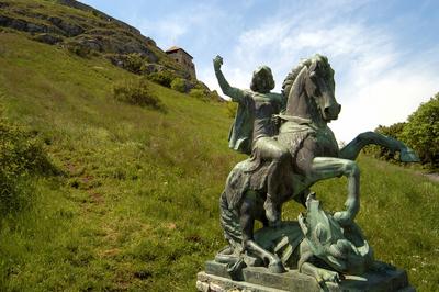 Sümeg, Sárkányölő Szent György szobra-stock-foto