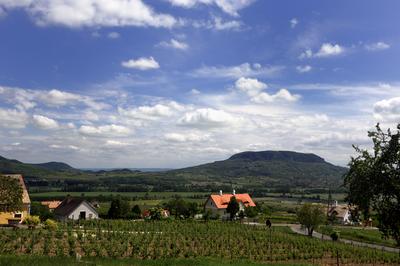 A Balaton-felvidék tanúhegyeinek látványa-stock-foto