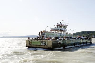 Tihany-Szántód komp a Balatonon-stock-foto