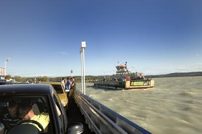 Tihany-Szántód komp a Balatonon-stock-foto
