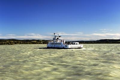 Tihany-Szántód komp a Balatonon-stock-foto