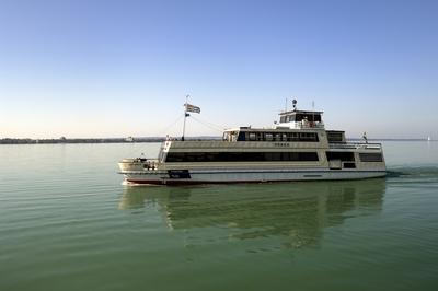 Sétahajó a Balatonon.-stock-foto