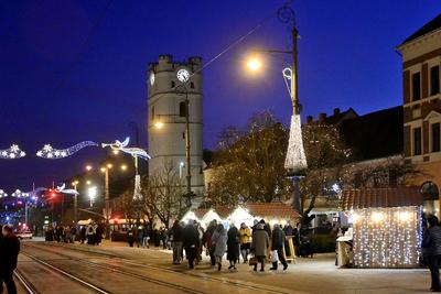 Debrecenben tal?lhat? Magyarorsz?g egyik legszebb ?s legnagyobb kar?csonyi v?s?ra. A belv?ros d?szkivil?g?t?ssal, min?s?gi gasztrokulin?ris palett?val, sz?les ?s egyed?l?ll? term?kk?n?lattal k?sz?lt ebben az ?vben is a m?r hagyom?nyos adventi forgatagra.A v?s?rban  forralt bor ?s s?lt gesztenye illat lengedezi k?rbe a sz?pen feld?sz?tett ?s kivil?g?tott hatalmas feny?f?t, a j?gkorcsolya p?ly?t, a gyerekvas?tat, ?s szinte az eg?sz belv?rost.-stock-foto