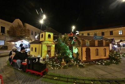 Debrecenben tal?lhat? Magyarorsz?g egyik legszebb ?s legnagyobb kar?csonyi v?s?ra. A belv?ros d?szkivil?g?t?ssal, min?s?gi gasztrokulin?ris palett?val, sz?les ?s egyed?l?ll? term?kk?n?lattal k?sz?lt ebben az ?vben is a m?r hagyom?nyos adventi forgatagra.A v?s?rban  forralt bor ?s s?lt gesztenye illat lengedezi k?rbe a sz?pen feld?sz?tett ?s kivil?g?tott hatalmas feny?f?t, a j?gkorcsolya p?ly?t, a gyerekvas?tat, ?s szinte az eg?sz belv?rost.-stock-foto