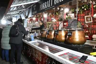 Debrecenben tal?lhat? Magyarorsz?g egyik legszebb ?s legnagyobb kar?csonyi v?s?ra. A belv?ros d?szkivil?g?t?ssal, min?s?gi gasztrokulin?ris palett?val, sz?les ?s egyed?l?ll? term?kk?n?lattal k?sz?lt ebben az ?vben is a m?r hagyom?nyos adventi forgatagra.A v?s?rban  forralt bor ?s s?lt gesztenye illat lengedezi k?rbe a sz?pen feld?sz?tett ?s kivil?g?tott hatalmas feny?f?t, a j?gkorcsolya p?ly?t, a gyerekvas?tat, ?s szinte az eg?sz belv?rost.-stock-foto