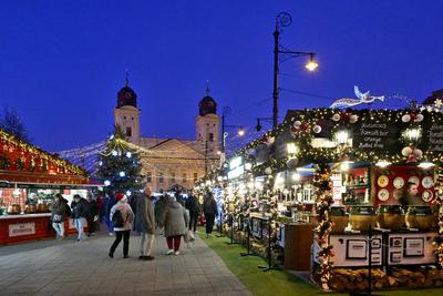 Debrecenben tal?lhat? Magyarorsz?g egyik legszebb ?s legnagyobb kar?csonyi v?s?ra. A belv?ros d?szkivil?g?t?ssal, min?s?gi gasztrokulin?ris palett?val, sz?les ?s egyed?l?ll? term?kk?n?lattal k?sz?lt ebben az ?vben is a m?r hagyom?nyos adventi forgatagra.A v?s?rban  forralt bor ?s s?lt gesztenye illat lengedezi k?rbe a sz?pen feld?sz?tett ?s kivil?g?tott hatalmas feny?f?t, a j?gkorcsolya p?ly?t, a gyerekvas?tat, ?s szinte az eg?sz belv?rost.-stock-foto