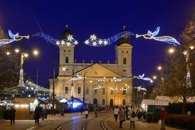 Debrecenben tal?lhat? Magyarorsz?g egyik legszebb ?s legnagyobb kar?csonyi v?s?ra. A belv?ros d?szkivil?g?t?ssal, min?s?gi gasztrokulin?ris palett?val, sz?les ?s egyed?l?ll? term?kk?n?lattal k?sz?lt ebben az ?vben is a m?r hagyom?nyos adventi forgatagra.A v?s?rban  forralt bor ?s s?lt gesztenye illat lengedezi k?rbe a sz?pen feld?sz?tett ?s kivil?g?tott hatalmas feny?f?t, a j?gkorcsolya p?ly?t, a gyerekvas?tat, ?s szinte az eg?sz belv?rost.-stock-foto