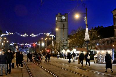 Debrecenben tal?lhat? Magyarorsz?g egyik legszebb ?s legnagyobb kar?csonyi v?s?ra. A belv?ros d?szkivil?g?t?ssal, min?s?gi gasztrokulin?ris palett?val, sz?les ?s egyed?l?ll? term?kk?n?lattal k?sz?lt ebben az ?vben is a m?r hagyom?nyos adventi forgatagra.A v?s?rban  forralt bor ?s s?lt gesztenye illat lengedezi k?rbe a sz?pen feld?sz?tett ?s kivil?g?tott hatalmas feny?f?t, a j?gkorcsolya p?ly?t, a gyerekvas?tat, ?s szinte az eg?sz belv?rost.-stock-foto