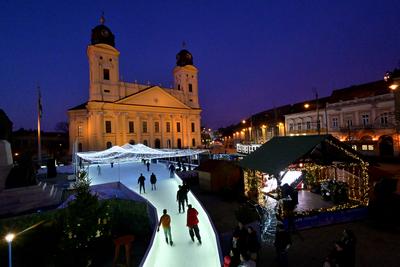 Debrecenben tal?lhat? Magyarorsz?g egyik legszebb ?s legnagyobb kar?csonyi v?s?ra. A belv?ros d?szkivil?g?t?ssal, min?s?gi gasztrokulin?ris palett?val, sz?les ?s egyed?l?ll? term?kk?n?lattal k?sz?lt ebben az ?vben is a m?r hagyom?nyos adventi forgatagra.A v?s?rban  forralt bor ?s s?lt gesztenye illat lengedezi k?rbe a sz?pen feld?sz?tett ?s kivil?g?tott hatalmas feny?f?t, a j?gkorcsolya p?ly?t, a gyerekvas?tat, ?s szinte az eg?sz belv?rost.-stock-foto