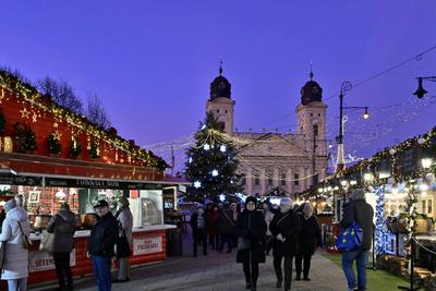 Debrecenben tal?lhat? Magyarorsz?g egyik legszebb ?s legnagyobb kar?csonyi v?s?ra. A belv?ros d?szkivil?g?t?ssal, min?s?gi gasztrokulin?ris palett?val, sz?les ?s egyed?l?ll? term?kk?n?lattal k?sz?lt ebben az ?vben is a m?r hagyom?nyos adventi forgatagra.A v?s?rban  forralt bor ?s s?lt gesztenye illat lengedezi k?rbe a sz?pen feld?sz?tett ?s kivil?g?tott hatalmas feny?f?t, a j?gkorcsolya p?ly?t, a gyerekvas?tat, ?s szinte az eg?sz belv?rost.-stock-foto