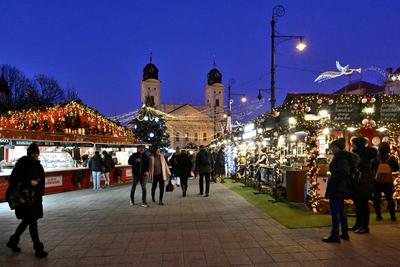 Debrecenben tal?lhat? Magyarorsz?g egyik legszebb ?s legnagyobb kar?csonyi v?s?ra. A belv?ros d?szkivil?g?t?ssal, min?s?gi gasztrokulin?ris palett?val, sz?les ?s egyed?l?ll? term?kk?n?lattal k?sz?lt ebben az ?vben is a m?r hagyom?nyos adventi forgatagra.A v?s?rban  forralt bor ?s s?lt gesztenye illat lengedezi k?rbe a sz?pen feld?sz?tett ?s kivil?g?tott hatalmas feny?f?t, a j?gkorcsolya p?ly?t, a gyerekvas?tat, ?s szinte az eg?sz belv?rost.-stock-foto