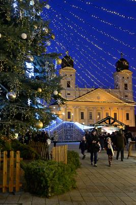 Debrecenben tal?lhat? Magyarorsz?g egyik legszebb ?s legnagyobb kar?csonyi v?s?ra. A belv?ros d?szkivil?g?t?ssal, min?s?gi gasztrokulin?ris palett?val, sz?les ?s egyed?l?ll? term?kk?n?lattal k?sz?lt ebben az ?vben is a m?r hagyom?nyos adventi forgatagra.A v?s?rban  forralt bor ?s s?lt gesztenye illat lengedezi k?rbe a sz?pen feld?sz?tett ?s kivil?g?tott hatalmas feny?f?t, a j?gkorcsolya p?ly?t, a gyerekvas?tat, ?s szinte az eg?sz belv?rost.-stock-foto