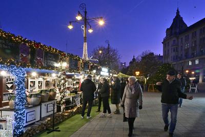 Debrecenben tal?lhat? Magyarorsz?g egyik legszebb ?s legnagyobb kar?csonyi v?s?ra. A belv?ros d?szkivil?g?t?ssal, min?s?gi gasztrokulin?ris palett?val, sz?les ?s egyed?l?ll? term?kk?n?lattal k?sz?lt ebben az ?vben is a m?r hagyom?nyos adventi forgatagra.A v?s?rban  forralt bor ?s s?lt gesztenye illat lengedezi k?rbe a sz?pen feld?sz?tett ?s kivil?g?tott hatalmas feny?f?t, a j?gkorcsolya p?ly?t, a gyerekvas?tat, ?s szinte az eg?sz belv?rost.-stock-foto