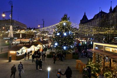 Debrecenben tal?lhat? Magyarorsz?g egyik legszebb ?s legnagyobb kar?csonyi v?s?ra. A belv?ros d?szkivil?g?t?ssal, min?s?gi gasztrokulin?ris palett?val, sz?les ?s egyed?l?ll? term?kk?n?lattal k?sz?lt ebben az ?vben is a m?r hagyom?nyos adventi forgatagra.A v?s?rban  forralt bor ?s s?lt gesztenye illat lengedezi k?rbe a sz?pen feld?sz?tett ?s kivil?g?tott hatalmas feny?f?t, a j?gkorcsolya p?ly?t, a gyerekvas?tat, ?s szinte az eg?sz belv?rost.-stock-foto