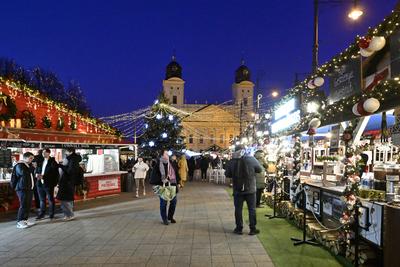Debrecenben tal?lhat? Magyarorsz?g egyik legszebb ?s legnagyobb kar?csonyi v?s?ra. A belv?ros d?szkivil?g?t?ssal, min?s?gi gasztrokulin?ris palett?val, sz?les ?s egyed?l?ll? term?kk?n?lattal k?sz?lt ebben az ?vben is a m?r hagyom?nyos adventi forgatagra.A v?s?rban  forralt bor ?s s?lt gesztenye illat lengedezi k?rbe a sz?pen feld?sz?tett ?s kivil?g?tott hatalmas feny?f?t, a j?gkorcsolya p?ly?t, a gyerekvas?tat, ?s szinte az eg?sz belv?rost.-stock-foto