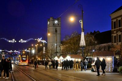 Debrecenben tal?lhat? Magyarorsz?g egyik legszebb ?s legnagyobb kar?csonyi v?s?ra. A belv?ros d?szkivil?g?t?ssal, min?s?gi gasztrokulin?ris palett?val, sz?les ?s egyed?l?ll? term?kk?n?lattal k?sz?lt ebben az ?vben is a m?r hagyom?nyos adventi forgatagra.A v?s?rban  forralt bor ?s s?lt gesztenye illat lengedezi k?rbe a sz?pen feld?sz?tett ?s kivil?g?tott hatalmas feny?f?t, a j?gkorcsolya p?ly?t, a gyerekvas?tat, ?s szinte az eg?sz belv?rost.-stock-foto