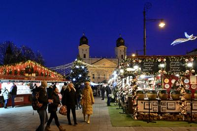 Debrecenben tal?lhat? Magyarorsz?g egyik legszebb ?s legnagyobb kar?csonyi v?s?ra. A belv?ros d?szkivil?g?t?ssal, min?s?gi gasztrokulin?ris palett?val, sz?les ?s egyed?l?ll? term?kk?n?lattal k?sz?lt ebben az ?vben is a m?r hagyom?nyos adventi forgatagra.A v?s?rban  forralt bor ?s s?lt gesztenye illat lengedezi k?rbe a sz?pen feld?sz?tett ?s kivil?g?tott hatalmas feny?f?t, a j?gkorcsolya p?ly?t, a gyerekvas?tat, ?s szinte az eg?sz belv?rost.-stock-foto