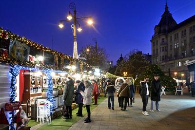 Debrecenben tal?lhat? Magyarorsz?g egyik legszebb ?s legnagyobb kar?csonyi v?s?ra. A belv?ros d?szkivil?g?t?ssal, min?s?gi gasztrokulin?ris palett?val, sz?les ?s egyed?l?ll? term?kk?n?lattal k?sz?lt ebben az ?vben is a m?r hagyom?nyos adventi forgatagra.A v?s?rban  forralt bor ?s s?lt gesztenye illat lengedezi k?rbe a sz?pen feld?sz?tett ?s kivil?g?tott hatalmas feny?f?t, a j?gkorcsolya p?ly?t, a gyerekvas?tat, ?s szinte az eg?sz belv?rost.-stock-foto