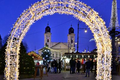 Debrecenben tal?lhat? Magyarorsz?g egyik legszebb ?s legnagyobb kar?csonyi v?s?ra. A belv?ros d?szkivil?g?t?ssal, min?s?gi gasztrokulin?ris palett?val, sz?les ?s egyed?l?ll? term?kk?n?lattal k?sz?lt ebben az ?vben is a m?r hagyom?nyos adventi forgatagra.A v?s?rban  forralt bor ?s s?lt gesztenye illat lengedezi k?rbe a sz?pen feld?sz?tett ?s kivil?g?tott hatalmas feny?f?t, a j?gkorcsolya p?ly?t, a gyerekvas?tat, ?s szinte az eg?sz belv?rost.-stock-foto