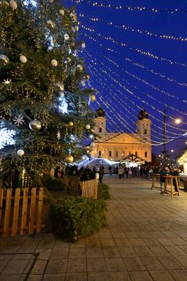 Debrecenben tal?lhat? Magyarorsz?g egyik legszebb ?s legnagyobb kar?csonyi v?s?ra. A belv?ros d?szkivil?g?t?ssal, min?s?gi gasztrokulin?ris palett?val, sz?les ?s egyed?l?ll? term?kk?n?lattal k?sz?lt ebben az ?vben is a m?r hagyom?nyos adventi forgatagra.A v?s?rban  forralt bor ?s s?lt gesztenye illat lengedezi k?rbe a sz?pen feld?sz?tett ?s kivil?g?tott hatalmas feny?f?t, a j?gkorcsolya p?ly?t, a gyerekvas?tat, ?s szinte az eg?sz belv?rost.-stock-foto