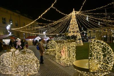 Debrecenben tal?lhat? Magyarorsz?g egyik legszebb ?s legnagyobb kar?csonyi v?s?ra. A belv?ros d?szkivil?g?t?ssal, min?s?gi gasztrokulin?ris palett?val, sz?les ?s egyed?l?ll? term?kk?n?lattal k?sz?lt ebben az ?vben is a m?r hagyom?nyos adventi forgatagra.A v?s?rban  forralt bor ?s s?lt gesztenye illat lengedezi k?rbe a sz?pen feld?sz?tett ?s kivil?g?tott hatalmas feny?f?t, a j?gkorcsolya p?ly?t, a gyerekvas?tat, ?s szinte az eg?sz belv?rost.-stock-foto