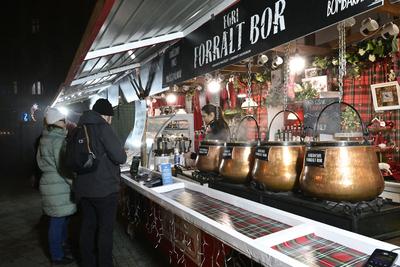 Debrecenben tal?lhat? Magyarorsz?g egyik legszebb ?s legnagyobb kar?csonyi v?s?ra. A belv?ros d?szkivil?g?t?ssal, min?s?gi gasztrokulin?ris palett?val, sz?les ?s egyed?l?ll? term?kk?n?lattal k?sz?lt ebben az ?vben is a m?r hagyom?nyos adventi forgatagra.A v?s?rban  forralt bor ?s s?lt gesztenye illat lengedezi k?rbe a sz?pen feld?sz?tett ?s kivil?g?tott hatalmas feny?f?t, a j?gkorcsolya p?ly?t, a gyerekvas?tat, ?s szinte az eg?sz belv?rost.-stock-foto