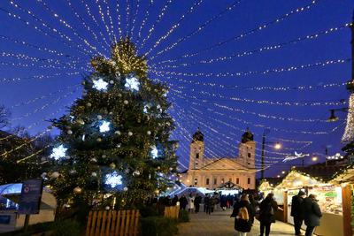 Debrecenben tal?lhat? Magyarorsz?g egyik legszebb ?s legnagyobb kar?csonyi v?s?ra. A belv?ros d?szkivil?g?t?ssal, min?s?gi gasztrokulin?ris palett?val, sz?les ?s egyed?l?ll? term?kk?n?lattal k?sz?lt ebben az ?vben is a m?r hagyom?nyos adventi forgatagra.A v?s?rban  forralt bor ?s s?lt gesztenye illat lengedezi k?rbe a sz?pen feld?sz?tett ?s kivil?g?tott hatalmas feny?f?t, a j?gkorcsolya p?ly?t, a gyerekvas?tat, ?s szinte az eg?sz belv?rost.-stock-foto