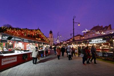 Debrecenben tal?lhat? Magyarorsz?g egyik legszebb ?s legnagyobb kar?csonyi v?s?ra. A belv?ros d?szkivil?g?t?ssal, min?s?gi gasztrokulin?ris palett?val, sz?les ?s egyed?l?ll? term?kk?n?lattal k?sz?lt ebben az ?vben is a m?r hagyom?nyos adventi forgatagra.A v?s?rban  forralt bor ?s s?lt gesztenye illat lengedezi k?rbe a sz?pen feld?sz?tett ?s kivil?g?tott hatalmas feny?f?t, a j?gkorcsolya p?ly?t, a gyerekvas?tat, ?s szinte az eg?sz belv?rost.-stock-foto