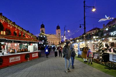 Debrecenben tal?lhat? Magyarorsz?g egyik legszebb ?s legnagyobb kar?csonyi v?s?ra. A belv?ros d?szkivil?g?t?ssal, min?s?gi gasztrokulin?ris palett?val, sz?les ?s egyed?l?ll? term?kk?n?lattal k?sz?lt ebben az ?vben is a m?r hagyom?nyos adventi forgatagra.A v?s?rban  forralt bor ?s s?lt gesztenye illat lengedezi k?rbe a sz?pen feld?sz?tett ?s kivil?g?tott hatalmas feny?f?t, a j?gkorcsolya p?ly?t, a gyerekvas?tat, ?s szinte az eg?sz belv?rost.-stock-foto