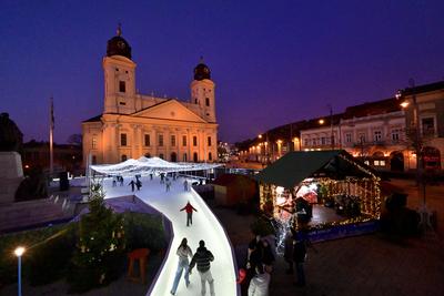 Debrecenben tal?lhat? Magyarorsz?g egyik legszebb ?s legnagyobb kar?csonyi v?s?ra. A belv?ros d?szkivil?g?t?ssal, min?s?gi gasztrokulin?ris palett?val, sz?les ?s egyed?l?ll? term?kk?n?lattal k?sz?lt ebben az ?vben is a m?r hagyom?nyos adventi forgatagra.A v?s?rban  forralt bor ?s s?lt gesztenye illat lengedezi k?rbe a sz?pen feld?sz?tett ?s kivil?g?tott hatalmas feny?f?t, a j?gkorcsolya p?ly?t, a gyerekvas?tat, ?s szinte az eg?sz belv?rost.-stock-foto