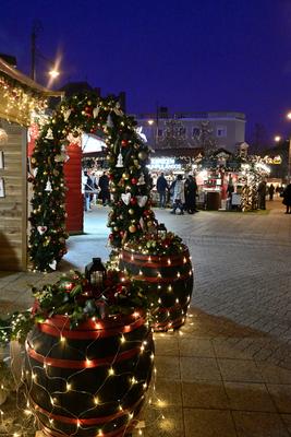 Debrecenben tal?lhat? Magyarorsz?g egyik legszebb ?s legnagyobb kar?csonyi v?s?ra. A belv?ros d?szkivil?g?t?ssal, min?s?gi gasztrokulin?ris palett?val, sz?les ?s egyed?l?ll? term?kk?n?lattal k?sz?lt ebben az ?vben is a m?r hagyom?nyos adventi forgatagra.A v?s?rban  forralt bor ?s s?lt gesztenye illat lengedezi k?rbe a sz?pen feld?sz?tett ?s kivil?g?tott hatalmas feny?f?t, a j?gkorcsolya p?ly?t, a gyerekvas?tat, ?s szinte az eg?sz belv?rost.-stock-foto