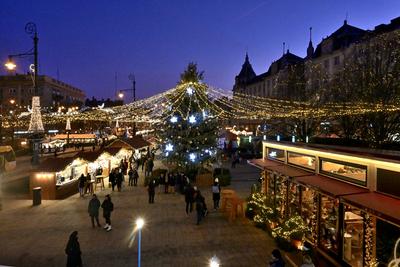 Debrecenben tal?lhat? Magyarorsz?g egyik legszebb ?s legnagyobb kar?csonyi v?s?ra. A belv?ros d?szkivil?g?t?ssal, min?s?gi gasztrokulin?ris palett?val, sz?les ?s egyed?l?ll? term?kk?n?lattal k?sz?lt ebben az ?vben is a m?r hagyom?nyos adventi forgatagra.A v?s?rban  forralt bor ?s s?lt gesztenye illat lengedezi k?rbe a sz?pen feld?sz?tett ?s kivil?g?tott hatalmas feny?f?t, a j?gkorcsolya p?ly?t, a gyerekvas?tat, ?s szinte az eg?sz belv?rost.-stock-foto