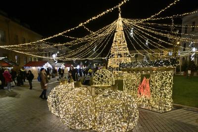 Debrecenben tal?lhat? Magyarorsz?g egyik legszebb ?s legnagyobb kar?csonyi v?s?ra. A belv?ros d?szkivil?g?t?ssal, min?s?gi gasztrokulin?ris palett?val, sz?les ?s egyed?l?ll? term?kk?n?lattal k?sz?lt ebben az ?vben is a m?r hagyom?nyos adventi forgatagra.A v?s?rban  forralt bor ?s s?lt gesztenye illat lengedezi k?rbe a sz?pen feld?sz?tett ?s kivil?g?tott hatalmas feny?f?t, a j?gkorcsolya p?ly?t, a gyerekvas?tat, ?s szinte az eg?sz belv?rost.-stock-foto