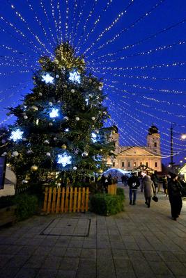 Debrecenben tal?lhat? Magyarorsz?g egyik legszebb ?s legnagyobb kar?csonyi v?s?ra. A belv?ros d?szkivil?g?t?ssal, min?s?gi gasztrokulin?ris palett?val, sz?les ?s egyed?l?ll? term?kk?n?lattal k?sz?lt ebben az ?vben is a m?r hagyom?nyos adventi forgatagra.A v?s?rban  forralt bor ?s s?lt gesztenye illat lengedezi k?rbe a sz?pen feld?sz?tett ?s kivil?g?tott hatalmas feny?f?t, a j?gkorcsolya p?ly?t, a gyerekvas?tat, ?s szinte az eg?sz belv?rost.-stock-foto