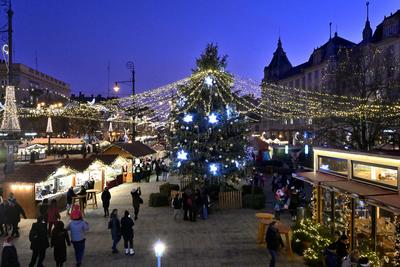 Debrecenben tal?lhat? Magyarorsz?g egyik legszebb ?s legnagyobb kar?csonyi v?s?ra. A belv?ros d?szkivil?g?t?ssal, min?s?gi gasztrokulin?ris palett?val, sz?les ?s egyed?l?ll? term?kk?n?lattal k?sz?lt ebben az ?vben is a m?r hagyom?nyos adventi forgatagra.A v?s?rban  forralt bor ?s s?lt gesztenye illat lengedezi k?rbe a sz?pen feld?sz?tett ?s kivil?g?tott hatalmas feny?f?t, a j?gkorcsolya p?ly?t, a gyerekvas?tat, ?s szinte az eg?sz belv?rost.-stock-foto