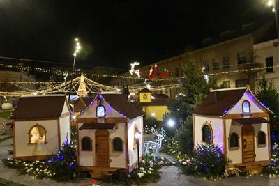 Debrecenben tal?lhat? Magyarorsz?g egyik legszebb ?s legnagyobb kar?csonyi v?s?ra. A belv?ros d?szkivil?g?t?ssal, min?s?gi gasztrokulin?ris palett?val, sz?les ?s egyed?l?ll? term?kk?n?lattal k?sz?lt ebben az ?vben is a m?r hagyom?nyos adventi forgatagra.A v?s?rban  forralt bor ?s s?lt gesztenye illat lengedezi k?rbe a sz?pen feld?sz?tett ?s kivil?g?tott hatalmas feny?f?t, a j?gkorcsolya p?ly?t, a gyerekvas?tat, ?s szinte az eg?sz belv?rost.-stock-foto