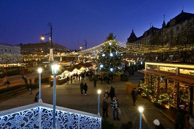 Debrecenben tal?lhat? Magyarorsz?g egyik legszebb ?s legnagyobb kar?csonyi v?s?ra. A belv?ros d?szkivil?g?t?ssal, min?s?gi gasztrokulin?ris palett?val, sz?les ?s egyed?l?ll? term?kk?n?lattal k?sz?lt ebben az ?vben is a m?r hagyom?nyos adventi forgatagra.A v?s?rban  forralt bor ?s s?lt gesztenye illat lengedezi k?rbe a sz?pen feld?sz?tett ?s kivil?g?tott hatalmas feny?f?t, a j?gkorcsolya p?ly?t, a gyerekvas?tat, ?s szinte az eg?sz belv?rost.-stock-foto