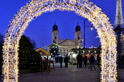 Debrecenben tal?lhat? Magyarorsz?g egyik legszebb ?s legnagyobb kar?csonyi v?s?ra. A belv?ros d?szkivil?g?t?ssal, min?s?gi gasztrokulin?ris palett?val, sz?les ?s egyed?l?ll? term?kk?n?lattal k?sz?lt ebben az ?vben is a m?r hagyom?nyos adventi forgatagra.A v?s?rban  forralt bor ?s s?lt gesztenye illat lengedezi k?rbe a sz?pen feld?sz?tett ?s kivil?g?tott hatalmas feny?f?t, a j?gkorcsolya p?ly?t, a gyerekvas?tat, ?s szinte az eg?sz belv?rost.-stock-foto