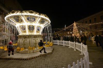 Debrecenben tal?lhat? Magyarorsz?g egyik legszebb ?s legnagyobb kar?csonyi v?s?ra. A belv?ros d?szkivil?g?t?ssal, min?s?gi gasztrokulin?ris palett?val, sz?les ?s egyed?l?ll? term?kk?n?lattal k?sz?lt ebben az ?vben is a m?r hagyom?nyos adventi forgatagra.A v?s?rban  forralt bor ?s s?lt gesztenye illat lengedezi k?rbe a sz?pen feld?sz?tett ?s kivil?g?tott hatalmas feny?f?t, a j?gkorcsolya p?ly?t, a gyerekvas?tat, ?s szinte az eg?sz belv?rost.-stock-foto