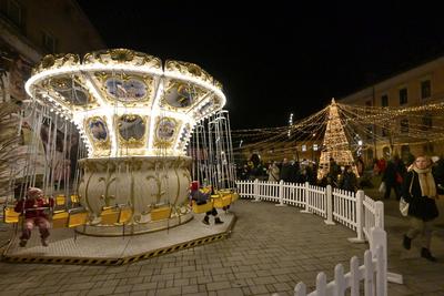 Debrecenben tal?lhat? Magyarorsz?g egyik legszebb ?s legnagyobb kar?csonyi v?s?ra. A belv?ros d?szkivil?g?t?ssal, min?s?gi gasztrokulin?ris palett?val, sz?les ?s egyed?l?ll? term?kk?n?lattal k?sz?lt ebben az ?vben is a m?r hagyom?nyos adventi forgatagra.A v?s?rban  forralt bor ?s s?lt gesztenye illat lengedezi k?rbe a sz?pen feld?sz?tett ?s kivil?g?tott hatalmas feny?f?t, a j?gkorcsolya p?ly?t, a gyerekvas?tat, ?s szinte az eg?sz belv?rost.-stock-foto