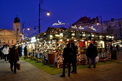 Debrecenben tal?lhat? Magyarorsz?g egyik legszebb ?s legnagyobb kar?csonyi v?s?ra. A belv?ros d?szkivil?g?t?ssal, min?s?gi gasztrokulin?ris palett?val, sz?les ?s egyed?l?ll? term?kk?n?lattal k?sz?lt ebben az ?vben is a m?r hagyom?nyos adventi forgatagra.A v?s?rban  forralt bor ?s s?lt gesztenye illat lengedezi k?rbe a sz?pen feld?sz?tett ?s kivil?g?tott hatalmas feny?f?t, a j?gkorcsolya p?ly?t, a gyerekvas?tat, ?s szinte az eg?sz belv?rost.-stock-foto