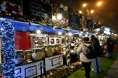 Debrecenben tal?lhat? Magyarorsz?g egyik legszebb ?s legnagyobb kar?csonyi v?s?ra. A belv?ros d?szkivil?g?t?ssal, min?s?gi gasztrokulin?ris palett?val, sz?les ?s egyed?l?ll? term?kk?n?lattal k?sz?lt ebben az ?vben is a m?r hagyom?nyos adventi forgatagra.A v?s?rban  forralt bor ?s s?lt gesztenye illat lengedezi k?rbe a sz?pen feld?sz?tett ?s kivil?g?tott hatalmas feny?f?t, a j?gkorcsolya p?ly?t, a gyerekvas?tat, ?s szinte az eg?sz belv?rost.-stock-foto