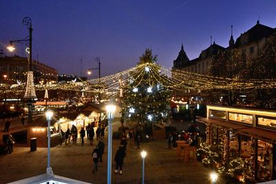 Debrecenben tal?lhat? Magyarorsz?g egyik legszebb ?s legnagyobb kar?csonyi v?s?ra. A belv?ros d?szkivil?g?t?ssal, min?s?gi gasztrokulin?ris palett?val, sz?les ?s egyed?l?ll? term?kk?n?lattal k?sz?lt ebben az ?vben is a m?r hagyom?nyos adventi forgatagra.A v?s?rban  forralt bor ?s s?lt gesztenye illat lengedezi k?rbe a sz?pen feld?sz?tett ?s kivil?g?tott hatalmas feny?f?t, a j?gkorcsolya p?ly?t, a gyerekvas?tat, ?s szinte az eg?sz belv?rost.-stock-foto