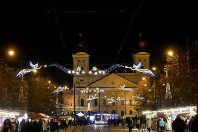 Debrecenben tal?lhat? Magyarorsz?g egyik legszebb ?s legnagyobb kar?csonyi v?s?ra. A belv?ros d?szkivil?g?t?ssal, min?s?gi gasztrokulin?ris palett?val, sz?les ?s egyed?l?ll? term?kk?n?lattal k?sz?lt ebben az ?vben is a m?r hagyom?nyos adventi forgatagra.A v?s?rban  forralt bor ?s s?lt gesztenye illat lengedezi k?rbe a sz?pen feld?sz?tett ?s kivil?g?tott hatalmas feny?f?t, a j?gkorcsolya p?ly?t, a gyerekvas?tat, ?s szinte az eg?sz belv?rost.-stock-foto